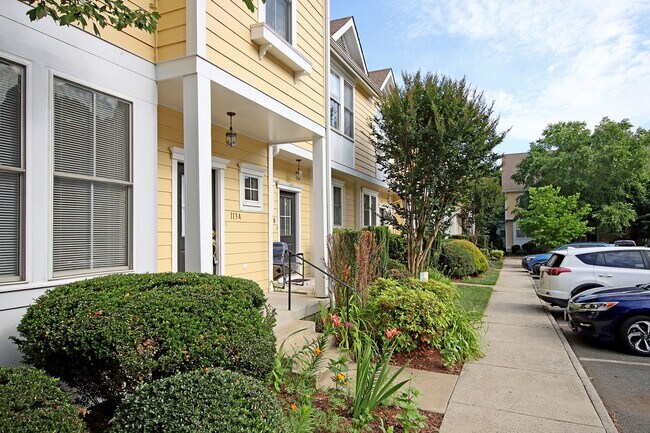 Foto del edificio - End-Unit Melbourne Park Townhome