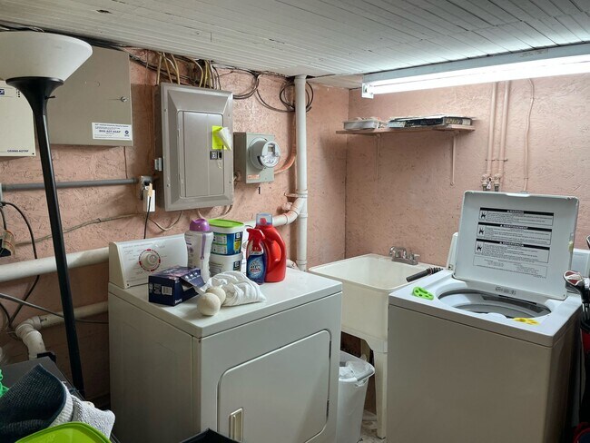 Building Photo - 2 N Rose St