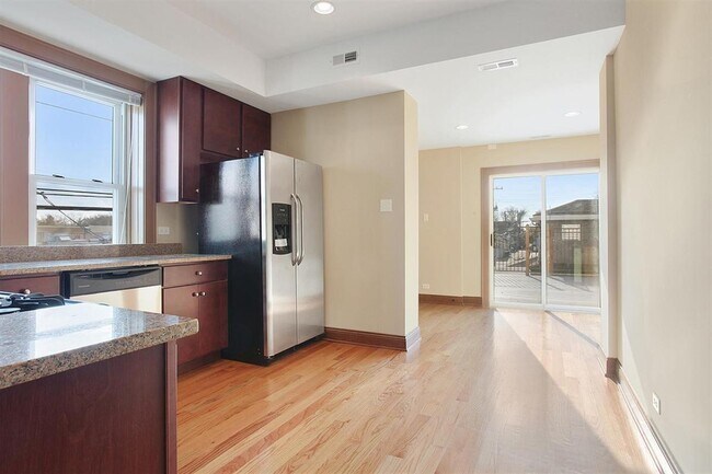 Foto del edificio - 5615 W Lawrence Ave