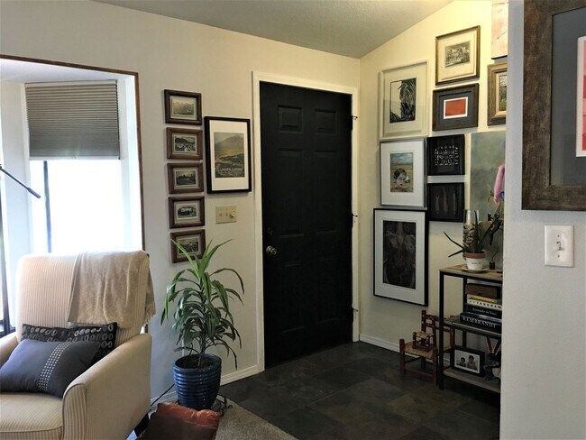 Foto del edificio - ***$1,000 Off First Month's Rent*** Charming Split Level in NE Bend - HUGE Yard!