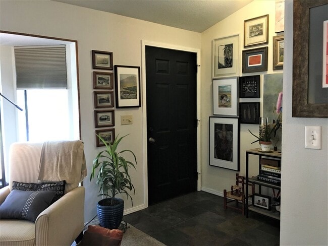 Building Photo - Charming Split Level in NE Bend - HUGE Yard!