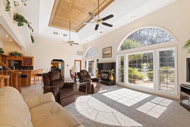 Building Photo - Gorgeous 4/4 Madera Country Club Estate