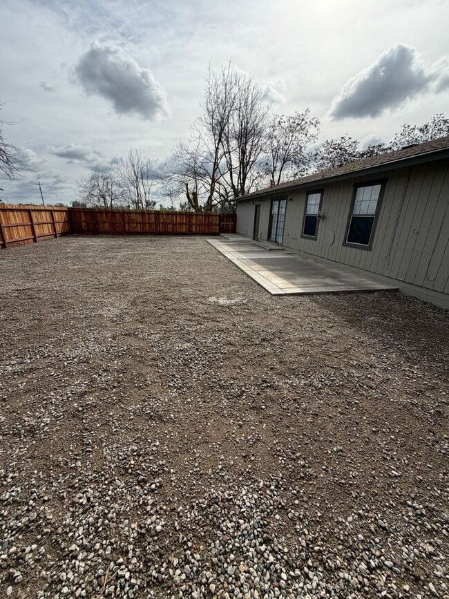 Building Photo - 3 bedroom 2 bath home for rent