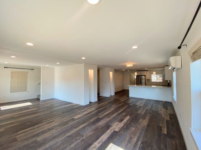 Building Photo - Vintage University Place Four Bedroom