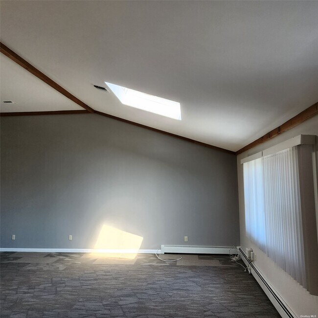 8 Carman Mill Rd, Massapequa, NY 11758 Room for Rent in Massapequa