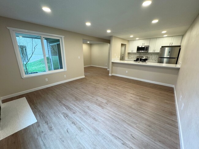 Building Photo - Beautiful Modern remodeled 1 bedroom condo...