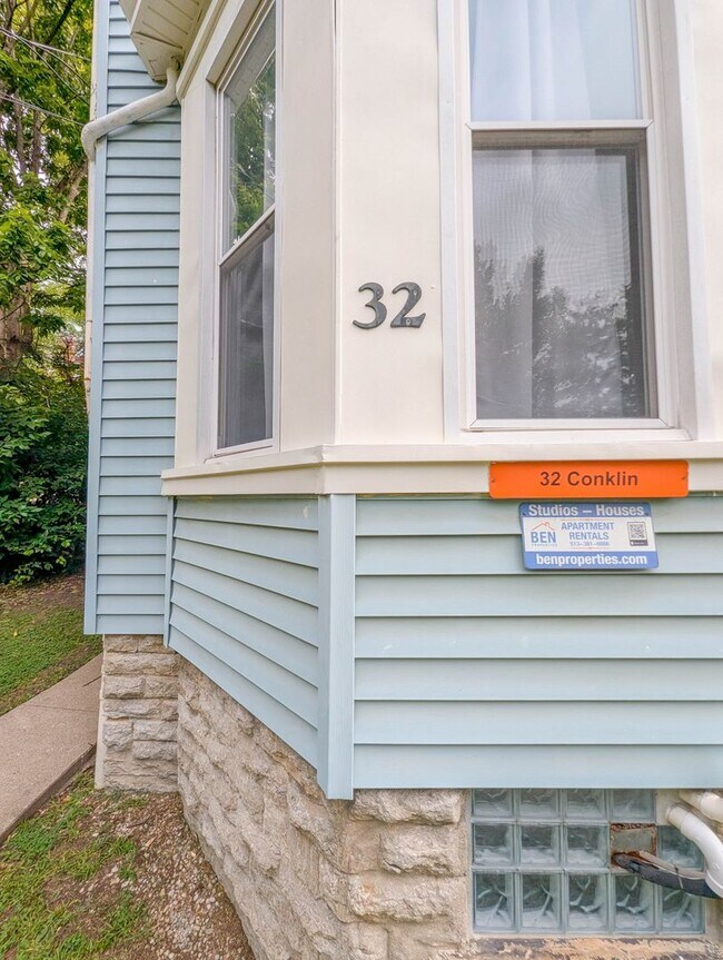 Building Photo - 32 Conklin St