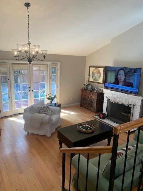 Lounge - 2003 Nelson Ave