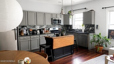 Building Photo - 908 Main St