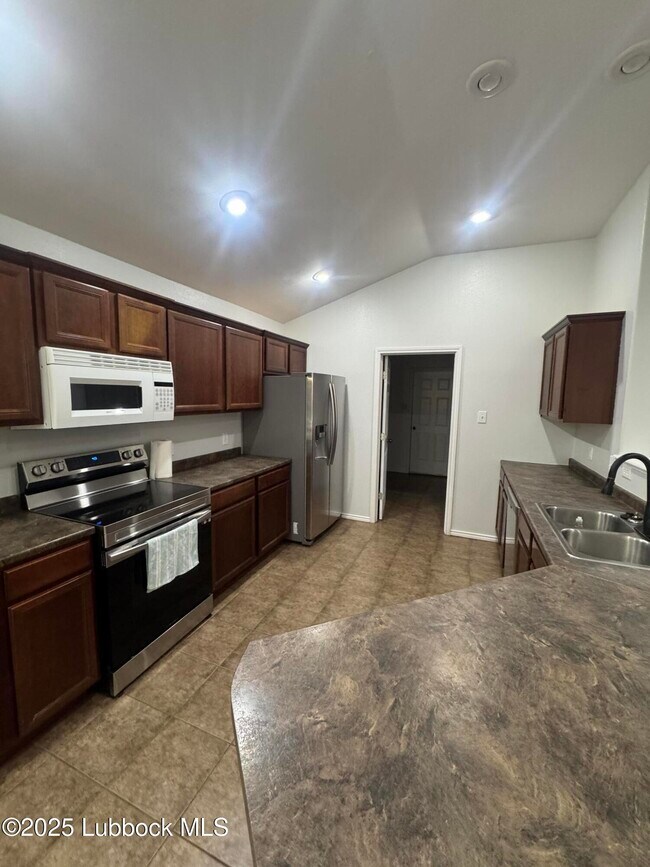Foto del edificio - 9304 Primrose Avenue