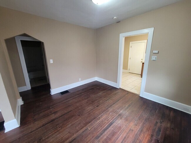 Building Photo - 1655 Howell 2BR/1BA (East Hamilton)