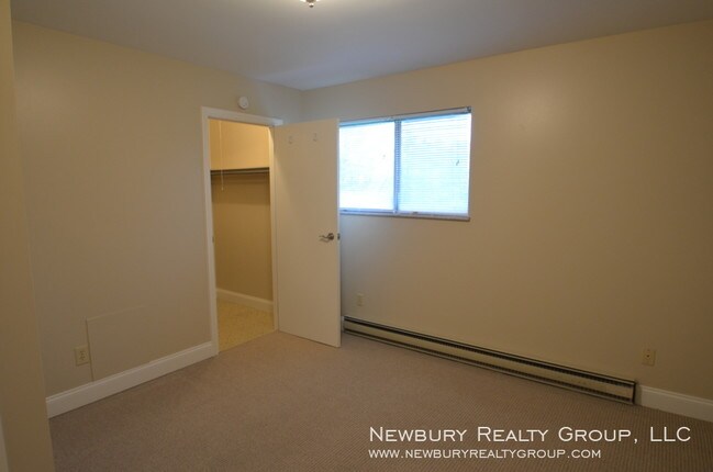 Building Photo - Charming One-Bedroom Apartment Available Now