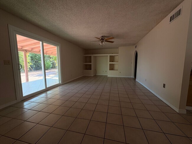 Foto del edificio - Newly Upgraded 3Bed 2Bath Home On Ina & Thornydale