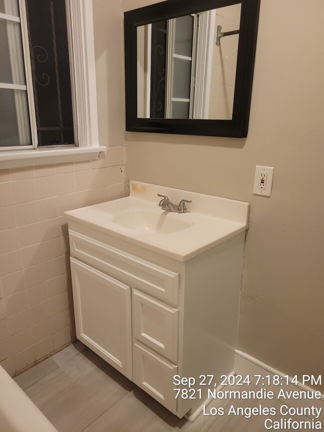 Foto del edificio - 7823 S Normandie Ave