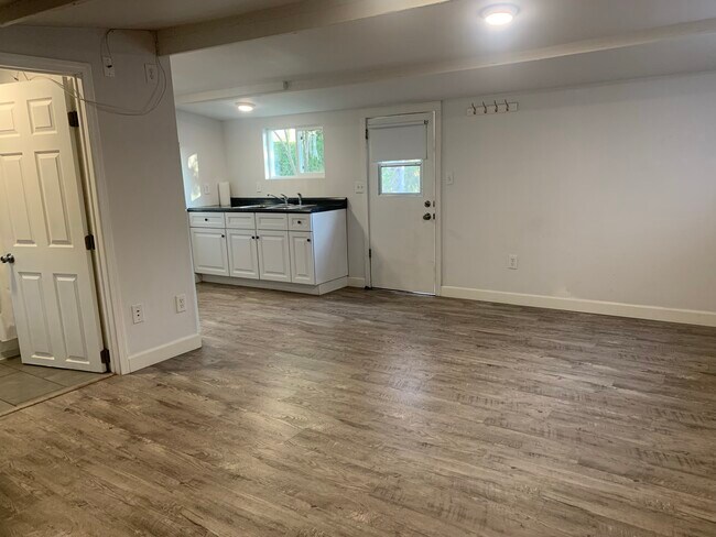 Foto del edificio - 5649 Stansbury Ave