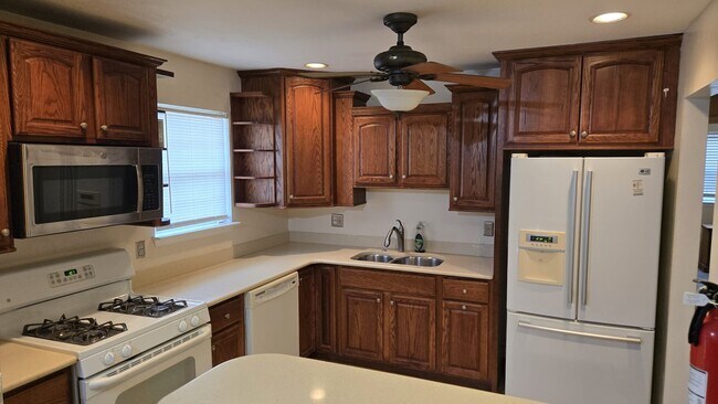 Foto del edificio - 5941 Plumwood Ln