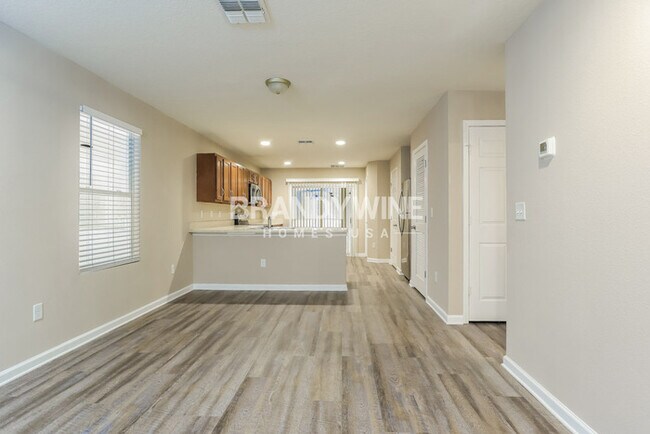 Foto del edificio - NEW Lower Rental Rate Leasing Special: Mar...