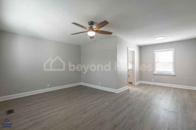 Building Photo - Beautiful and Newly Renovated 3 bedroom / ...