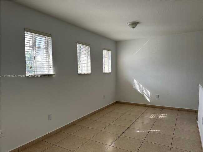 Foto del edificio - 7561 NW 176th Terrace