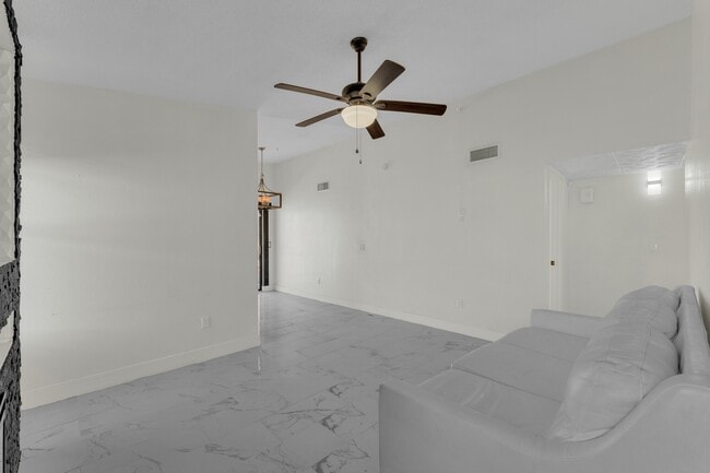 Building Photo - 536 Achim Dr