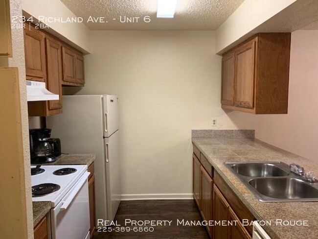 Building Photo - Great Apartment off Government!