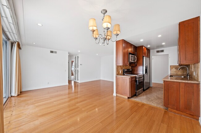 Building Photo - 10751 Wilshire Blvd