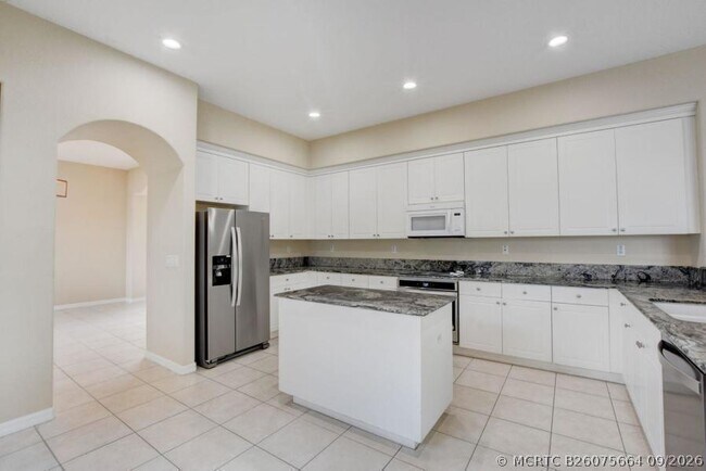 Building Photo - 1388 Beacon Cir