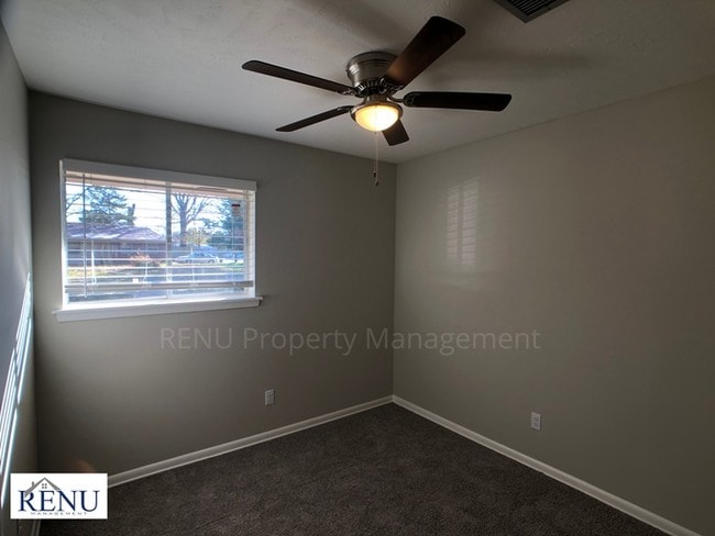 Building Photo - 5 Bedroom Home Available Now