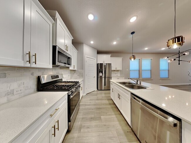 Foto del edificio - 545 Hazeltine Rd