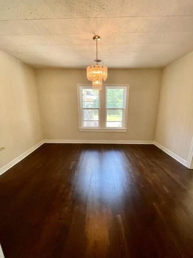 Building Photo - 3619 Fort Ave