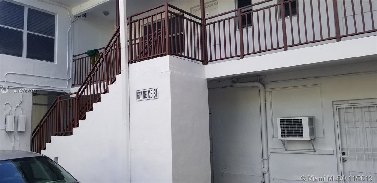 Foto principal - 607 NE 123rd St