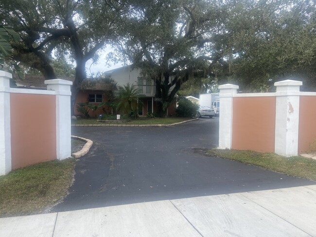 Private entrance and driveway - 2065 Riverland Rd