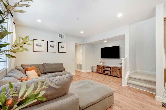 Building Photo - 3 Bedroom, 3 Bathroom, Tri-Level Condomini...