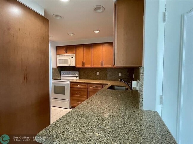 Building Photo - 305 N Pompano Beach Blvd