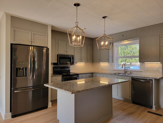 Building Photo - 819 Fruitville Pike