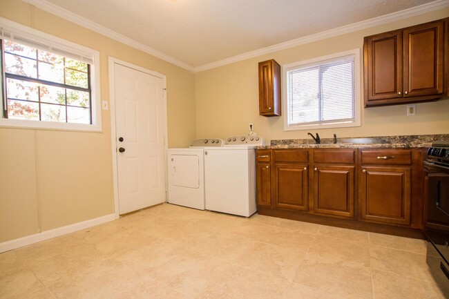 Building Photo - 4620 Prospect
