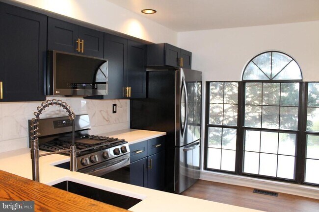Building Photo - 3204 Stoneham Dr