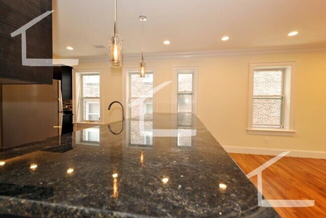 Foto del edificio - Charming 10 Bedroom- No Broker Fee-Rooftop Deck
