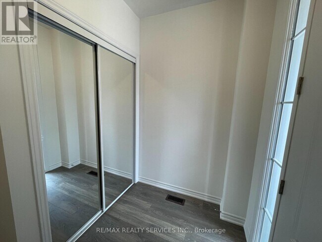 Photo du bâtiment - 156 Sanders Rd