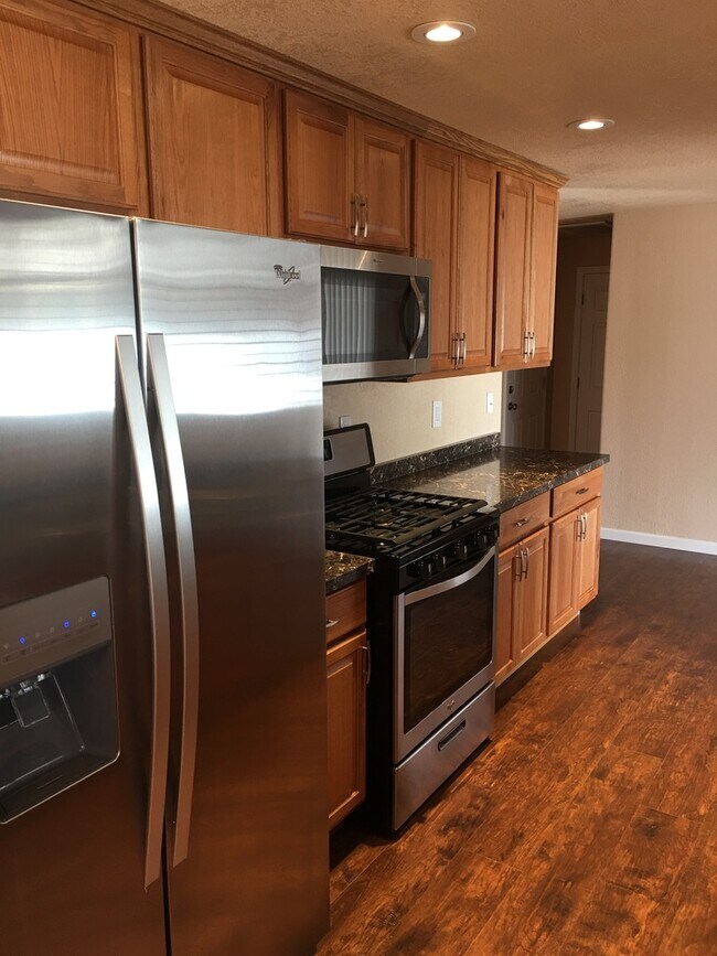 Building Photo - 3 bedroom 2 bathroom house - Stewart Lennox