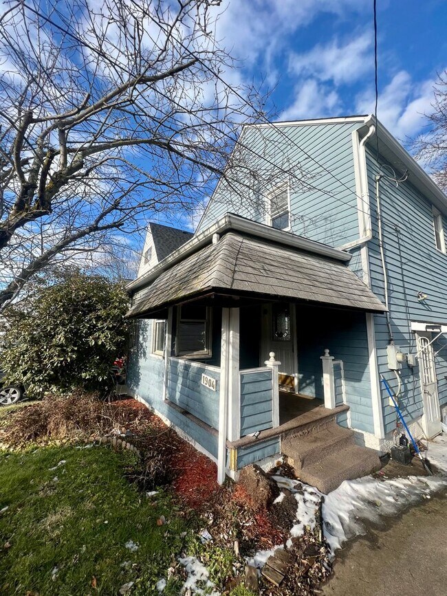 Building Photo - Aliquippa - 2 Bed 2 Bath - Fantastic Space!