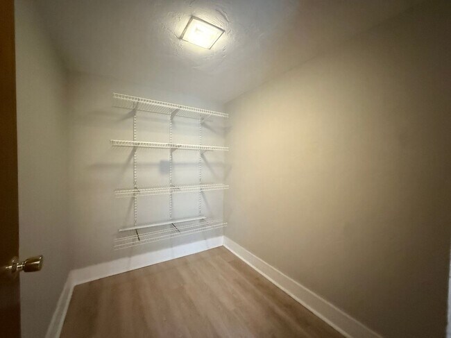 Foto del edificio - 5006 Sherwood Ln