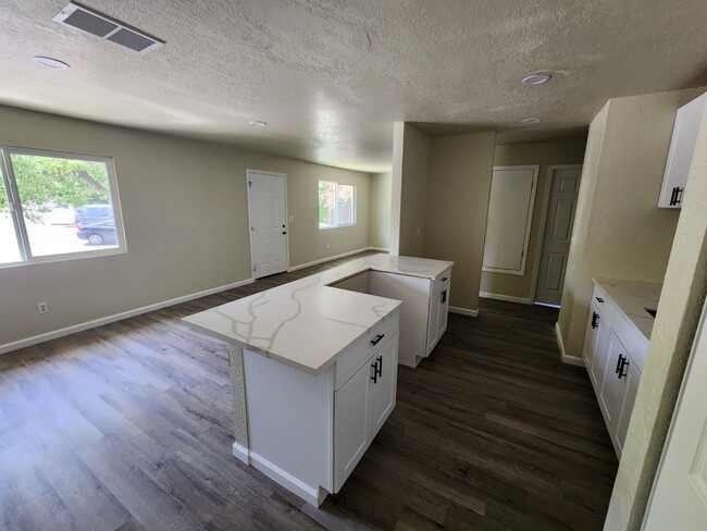 Foto del edificio - Beautiful Remodled, 4 Bedroom Home!