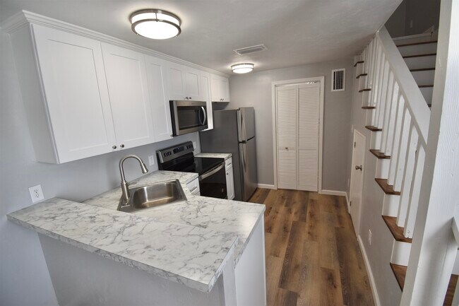 Foto del edificio - 2416 Lake Hall Rd