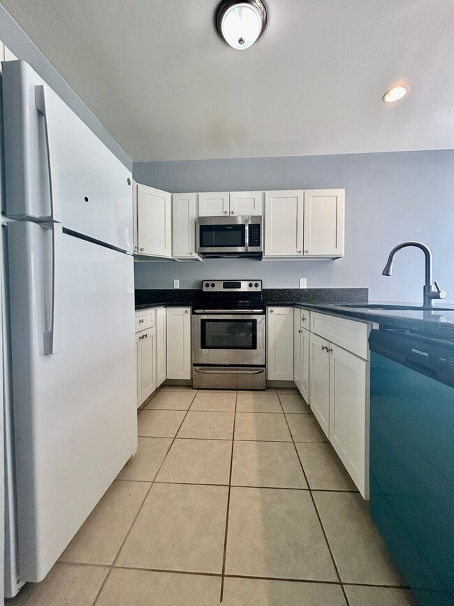 Building Photo - Available now 3 Bedroom, 2.5 Bathroom, 2 A...