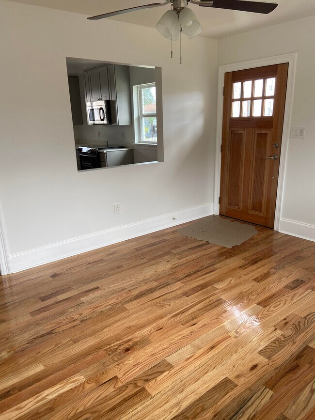 Sala de estar - 4918 Eastern St