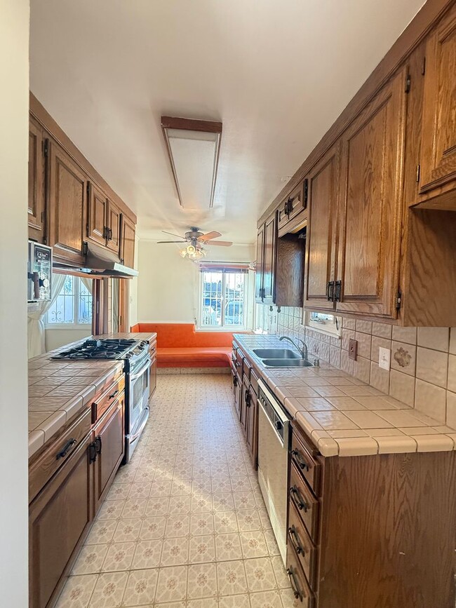 Foto del edificio - Charming 3BR/1.5BA Home with Cozy Fireplace