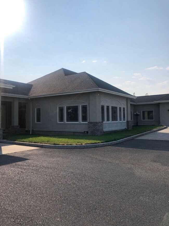 Building Photo - Spacious Redmond Estate on 14 Acres – 4,300+ Sq Ft, Pastures, 4-Car Garage