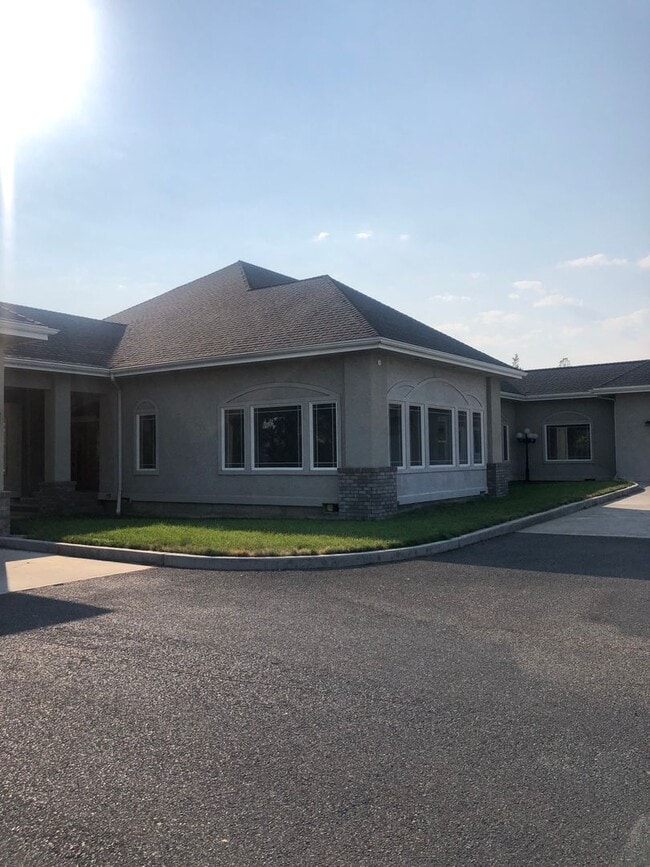 Foto del edificio - Spacious Redmond Estate on 14 Acres – 4,300+ Sq Ft, Pastures, 4-Car Garage