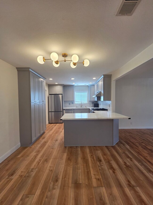 Building Photo - 3 bedroom 2 bath East Petaluma